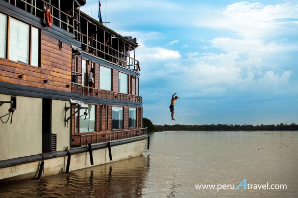 EL Delfin jumping - Perú A Travel.jpg